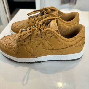 Wmns Dunk Low 'Quilted Wheat’